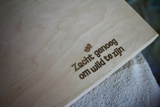 Houten speelbak – Zacht genoeg om wild te zijn